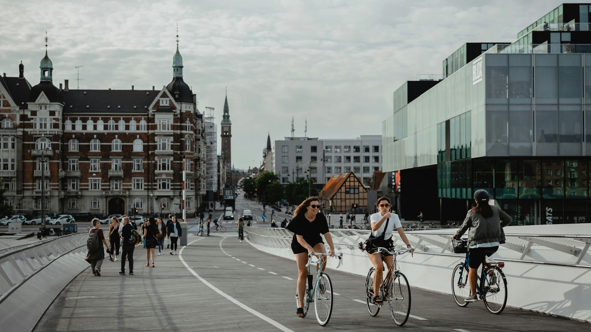 Photo of 2 cyclists in the streets of Copenhagen, capital of Denmark