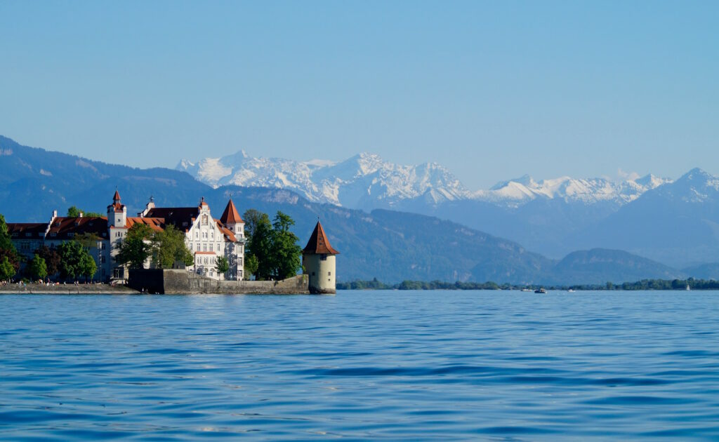 Photo of the Constance Lake, with a castle and the Alps in the background